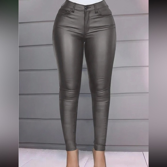 Sexy thermal sherpa lined vegan leather pants - Picture 13 of 16